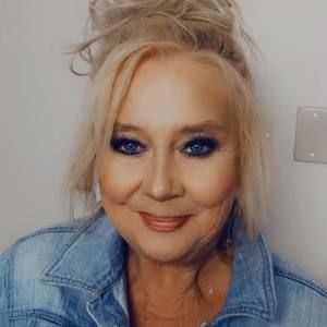 Meet your Posher, Dee dee